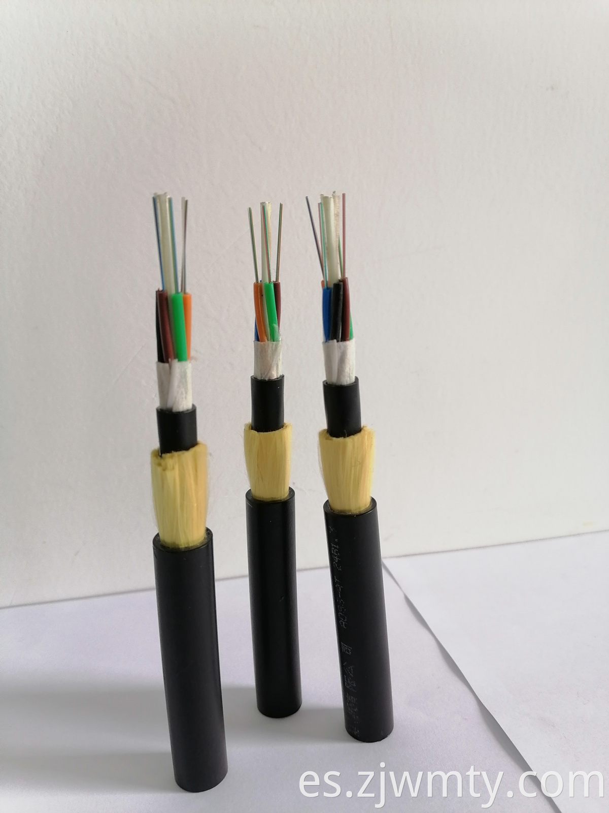 El último diseño de cable de fibra óptica de calidad superior ADSS de una sola chaqueta